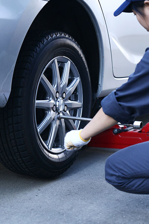 トルクレンチを用いて適正なトルクでナットを締め、車に装着します。